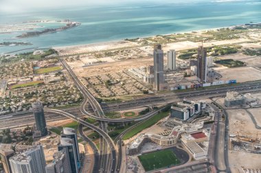 Dubai, Aralık 2016: Sheikh Zayed road, helikopter görünümü. Dubai 20 milyon insan her yıl çekiyor.