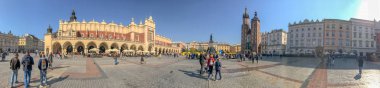 Krakow, Polonya - 2 Ekim 2017: Turist ziyaret ana kare, panoramik görünümü. Şehir her yıl 3 milyon ziyaretçi çeken.