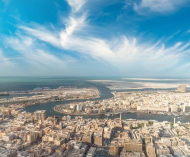 Deira manzarası ile Birleşik Arap Emirlikleri Dubai Creek sarma havadan görünümü.