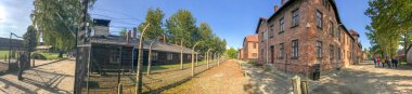 Auschwitz, Polonya - 1 Ekim 2017: Binaların toplama kampı Auschwitz Birkenau'da, panoramik. II. Dünya Savaşı anısına bu.