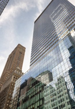 New York City gökdelenlerin havaya doğru görünümü.