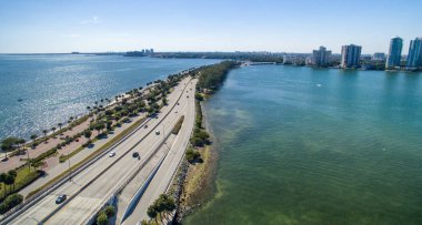 Rickebacker Causeway havadan görünümü araba trafik ile.