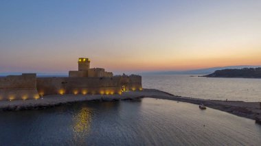 Gün batımında, Le Castella - İtalya Aragonca kale havadan görünümü.