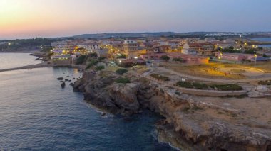 Günbatımı hava görünümünü Aragonca kale, Calabria - İtalya.