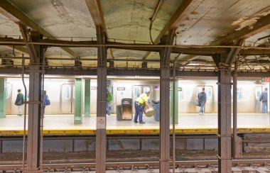 New York City - 23 Ekim 2015: İç Metro İstasyonu'na ve tren. New York Metro yakın altı milyon kişi her gün taşır.