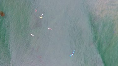 Sörfçü ve dalgalar deniz, ek yükü havadan görünümü.