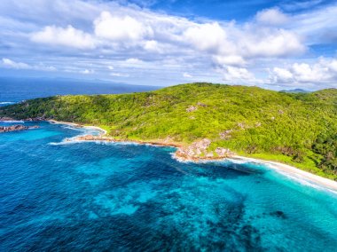 Dron, La Digue Island görüldüğü gibi Seyşel Adaları deniz manzarası.