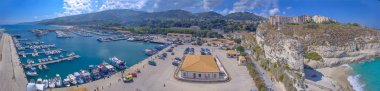 Hava panoramik Tropea port yaz sezonu, İtalya.