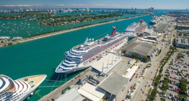Miami - 27 Şubat 2016: yolcu gemilerine liman, hava manzaraya demirledi. Miami deniz dünya en işlek liman yolculukları olduğunu.