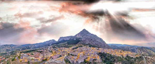 Luftaufnahme Der Mittelalterlichen Stadt Hoch Auf Dem Berg — Stockfoto