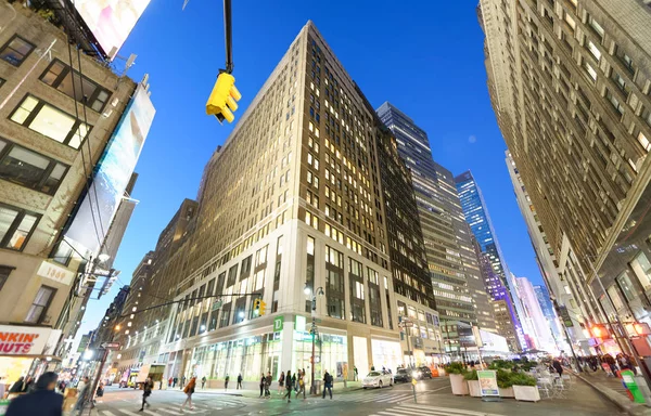 纽约市 2015年10月23日 日落时城市街道和灯光 纽约每年吸引5000万人 — 图库照片