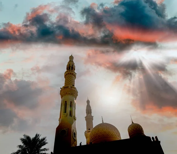 Мечеть Силуэт Против Сияющего Солнца — стоковое фото