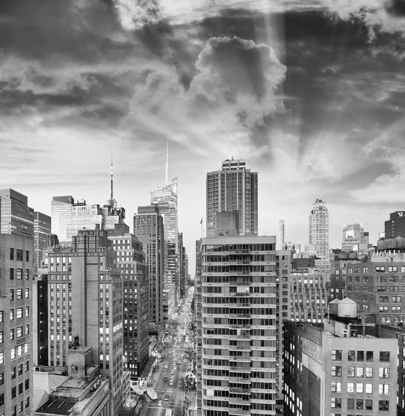 Aerial view of Manhattan from city rooftop — Stock Photo, Image