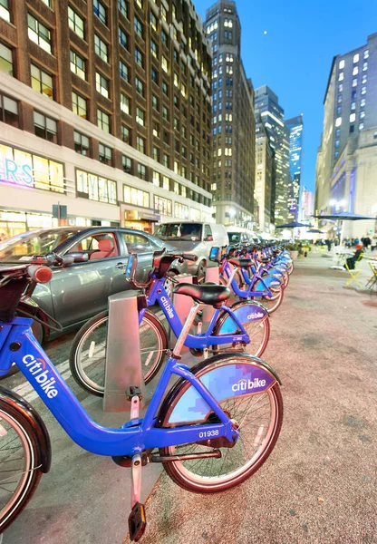 纽约市 2015年10月23日 夜间自行车出租站 自行车出租是一个新的方式跨城市移动 — 图库照片