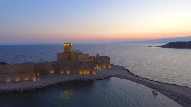 Vista Aérea Panorámica Fortaleza Aragonesa Atardecer Calabria Italia Vídeo — Vídeos de Stock