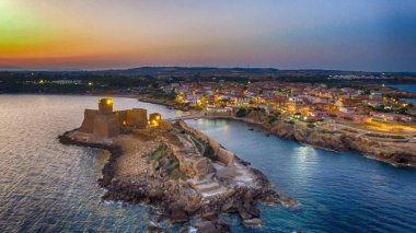 Gün batımında, Le Castella - İtalya Aragonca kale havadan görünümü.