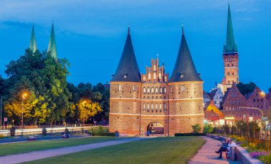 Ortaçağ Holstentor kapısında gece, Lubeck, Almanya.