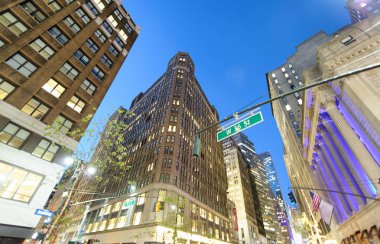 New York City - 23 Ekim 2015: Şehir sokakları ve ışıkları günbatımı. New York 50 milyon insan her yıl çekiyor..