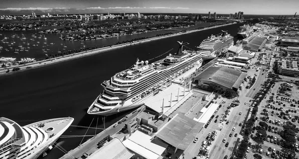 Crusise Fartyg Dockas Miami Port Florida — Stockfoto
