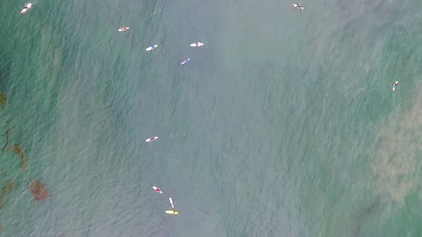 Vista Aérea Hacia Abajo Los Surfistas Océano —  Fotos de Stock