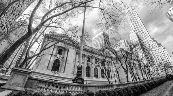 New York Public Library Surrounding Skyscrapers — Stock Photo, Image