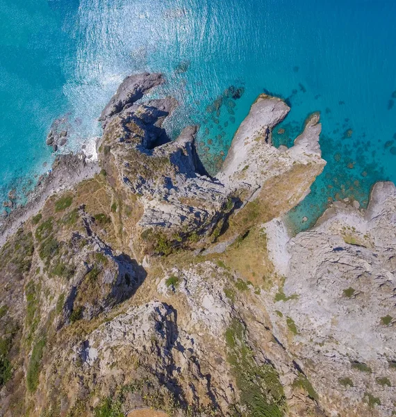 Luftaufnahme Der Küste Mit Felsen Meer Und Bäumen — Stockfoto