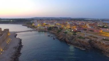 Hava panoramik Aragonca Kalesi, günbatımı, Calabria, İtalya. Video