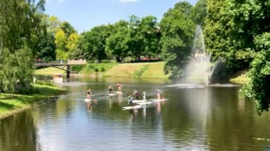 Tallinn, Estonya - Temmuz 2017: Tallinn Park ile sörfçü Nehri üzerinde. Tallinn her yıl 5 milyon turist çeken.