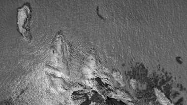 Güzel kıyı şeridi ek yükü havadan görünümü.