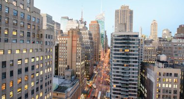 New York City - 23 Ekim 2015: Manhattan'ın havadan görünümden şehir çatı. New York 50 milyon insan her yıl çekiyor..