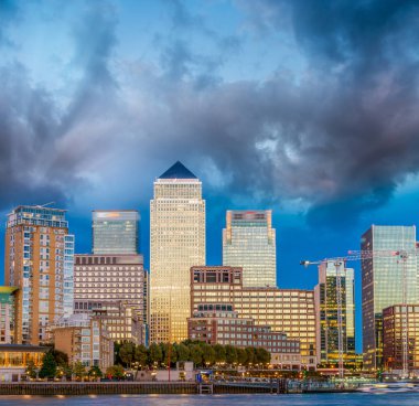 İş bölgesinde, Londra Canary Wharf gün batımı görünümü.