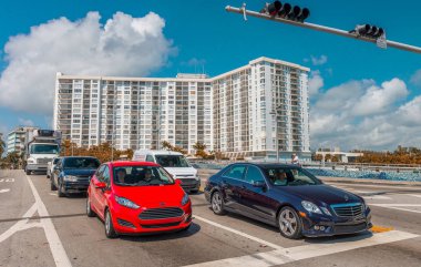 Miami Beach - 12 Ocak 2016: Miami alacakaranlıkta manzarası. Şehir her yıl 10 milyon turist çeken.