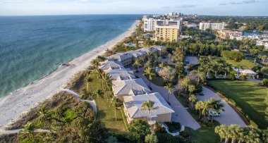 Naples Beach, Florida havadan görünümü.