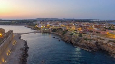 Gün batımında, Le Castella - İtalya Aragonca kale havadan görünümü.