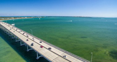 Rickebacker Causeway havadan görünümü araba trafik ile.