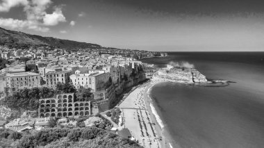 Tropea kıyı şeridi, Calabria, İtalya'nın güzel havadan görünümü.