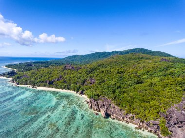 Dron, La Digue Island görüldüğü gibi Seyşel Adaları deniz manzarası.