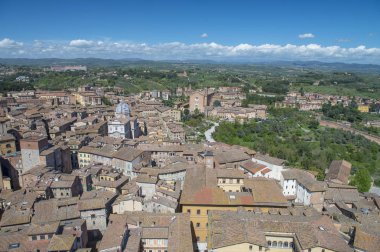 Siena, İtalya - Nisan 2016: Hava şehir manzaralı kuleden. Siena her yıl 5 milyon turist çeken.