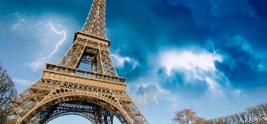 Fırtına ve Eyfel Kulesi, paris üzerinden Lightning'ler
