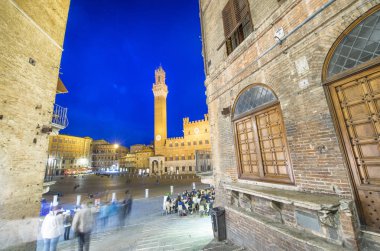 Gece görünümü Piazza del Campo Bahar, Siena, İtalya.