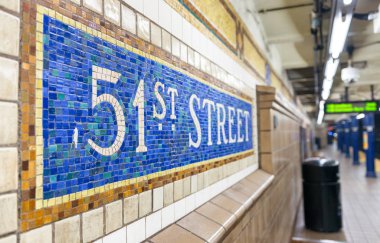 New York City - 23 Ekim 2015: İç 51 st metro istasyonu. New York Metro yakın altı milyon kişi her gün taşır..