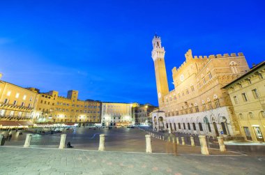 Siena, İtalya - Nisan 2016: Gece Piazza del Campo bir bakış. Siena her yıl 5 milyon turist çeken.