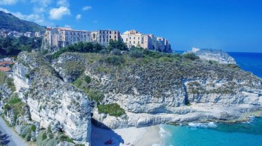 Sumemr sezonu, Calabria - İtalya Tropea havadan görünümü.
