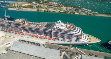 Miami - 27 Şubat 2016: yolcu gemilerine liman, hava manzaraya demirledi. Miami deniz dünya en işlek liman yolculukları olduğunu.