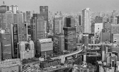 Yağmurlu bir gecede, Japonya Osaka sokakları.