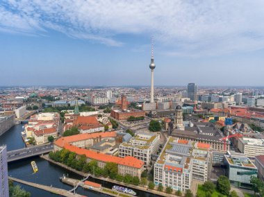 Spree Nehri, Almanya Berlin siluetinin havadan görünümü.