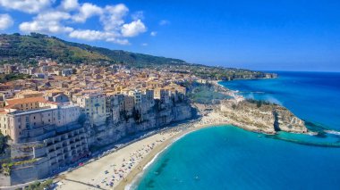 Tropea kıyı şeridi, Calabria, İtalya'nın güzel havadan görünümü.