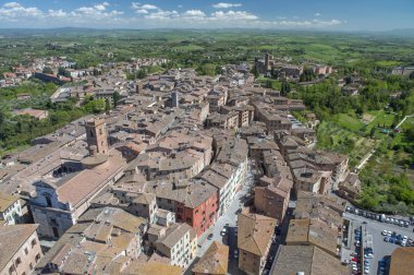 Siena, İtalya - Nisan 2016: Hava şehir manzaralı kuleden. Siena her yıl 5 milyon turist çeken.