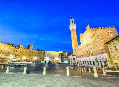 Gece görünümü Piazza del Campo Bahar, Siena, İtalya.