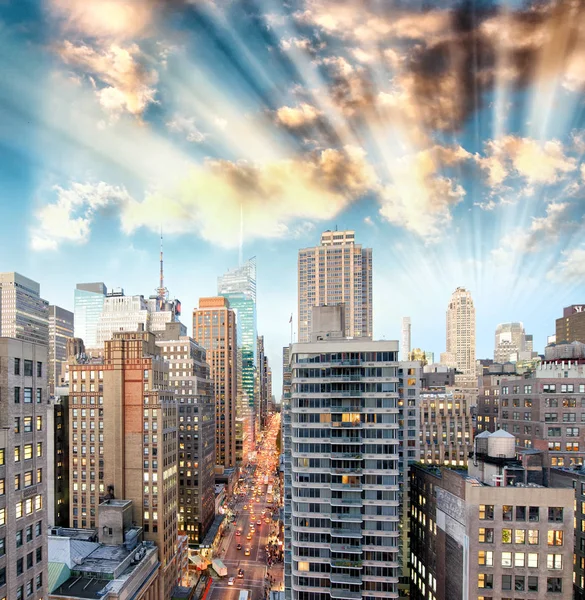 Aerial view of Manhattan from city rooftop — Stock Photo, Image